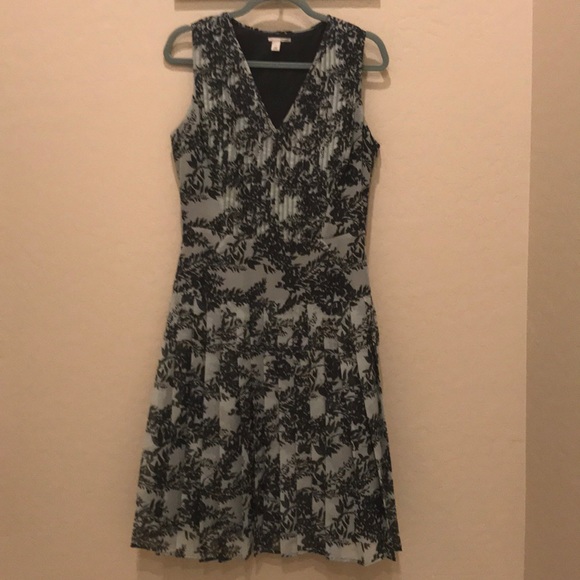 Spring pleated and Fitted Halogen Dress Size 8 - Picture 3 of 6